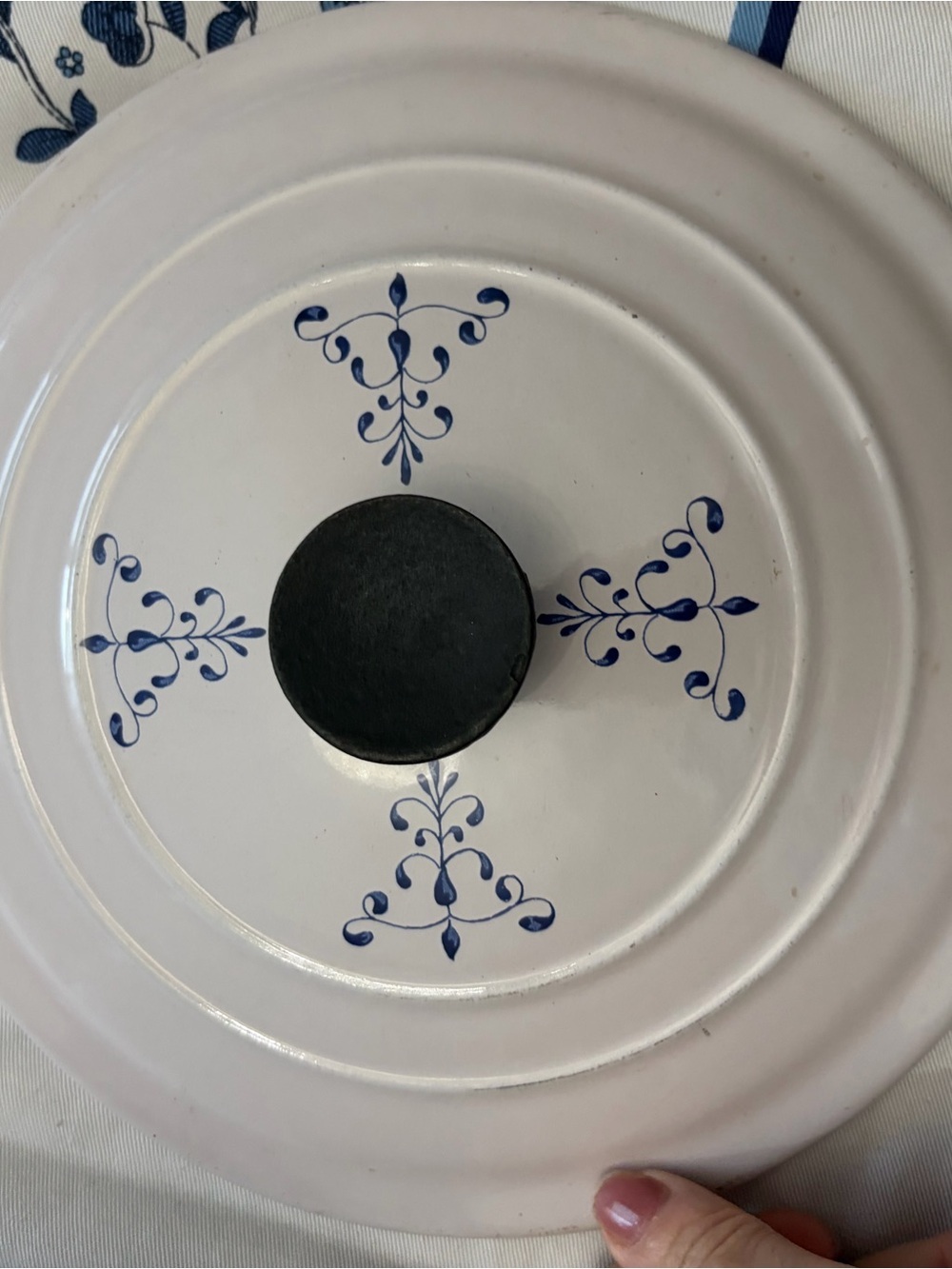 Vintage Le Creuset cream enamel Dutch oven with blue tulip pattern - Picture 11 of 11